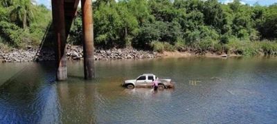 Conductor fue rescatado tras caer su vehículo en el río Yguazú