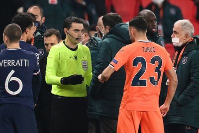 Supuestos insultos racistas del 4º árbitro, PSG y Basaksehir abandonan la cancha - Fútbol - ABC Color