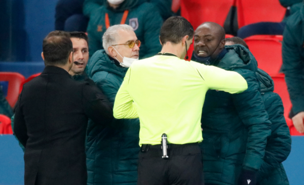 HOY / Se retiran de la cancha a causa de insultos racistas