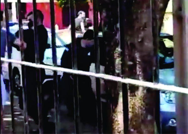 Escrachan a policías por implantar droga en un vehículo particular - Informate Paraguay