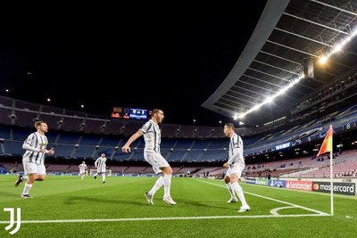 Ronaldo noquea a Messi y la Juve pasa como primera a octavos de Champions