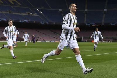 Ronaldo noquea a Messi y la Juve pasa como primera a octavos de Champions - Fútbol - ABC Color
