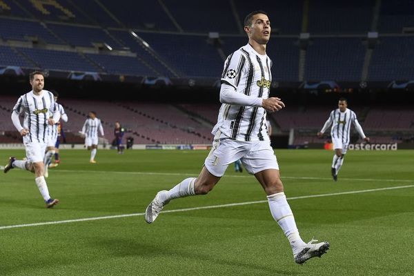 Ronaldo noquea a Messi y la Juve pasa como primera a octavos de Champions - Fútbol - ABC Color