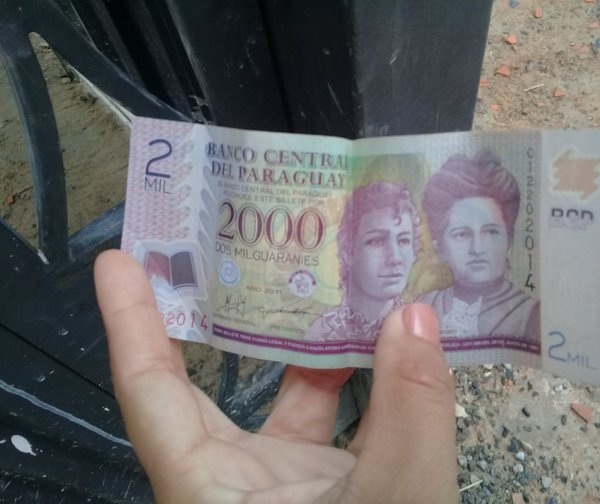 Recogen billetes caídos en la calle tras robo a casa de cobranzas