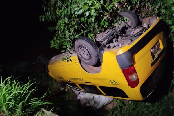 Por culpa de la oscuridad, taxi terminó volcado en la cuneta en San Antonio - Nacionales - ABC Color