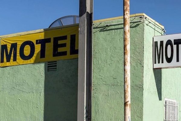 Crónica / Yiyi okañy de su ména sobre el techo de motel