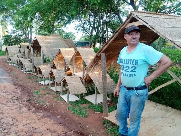 Crónica / Don “Bigote” tiene fe en vender sus casitas