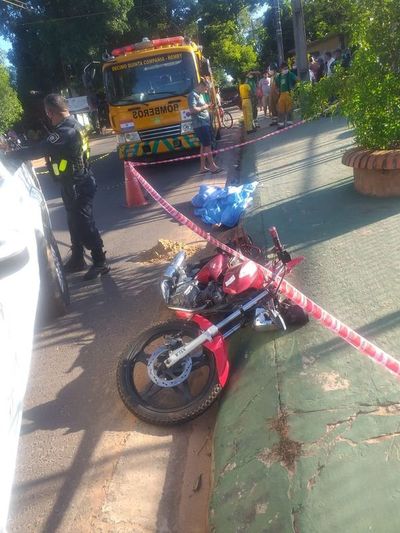 Joven motociclista muere tras doble impacto con un vehículo y luego contra una columna - Nacionales - ABC Color