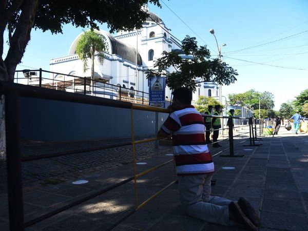 Devoción: Promesero desafió el silencio y las calles vacías de Caacupé