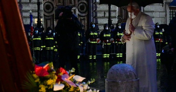La Nación / El Papa madruga para rezar solo ante la Virgen