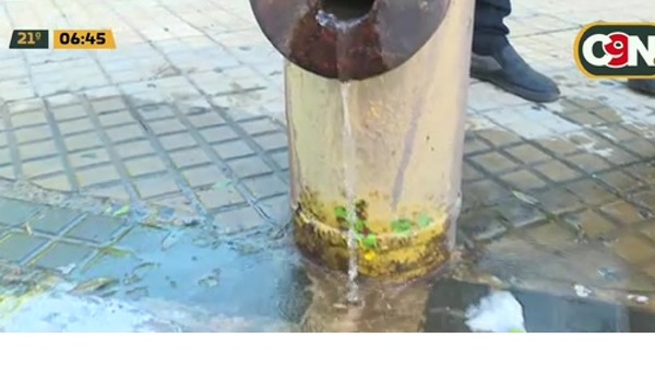 Hidrante de incendio pierde agua sobre la Avda. Carlos A. López en Sajonia - C9N