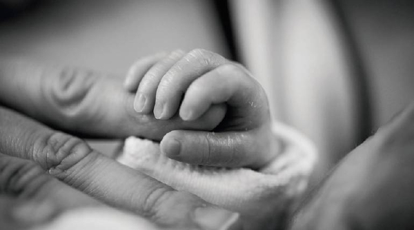 HOY / Beba de dos meses muere tras caer de una motocicleta