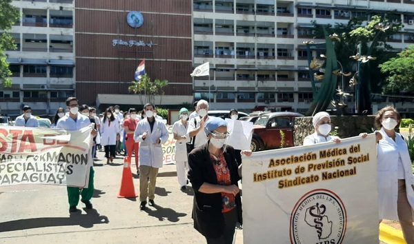 Médicos se manifestarán frente a la Casa central del IPS para exigir mejores condiciones laborales, este jueves
