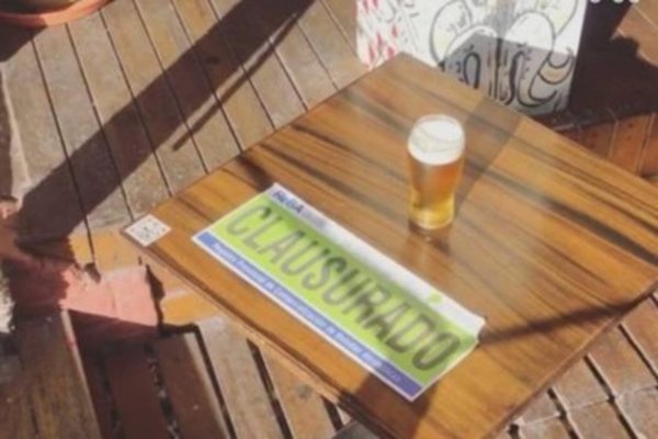Por vender cerveza en vasos más grandes que los permitidos por ley clausuraron un bar, ocurrió en Mar del Plata