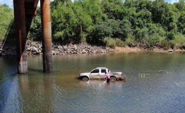 Camioneta cae de puente al Río Yguazú y logran rescatar al conductor
