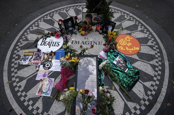 Yoko Ono instó a controlar las armas, en el 40º aniversario del asesinato de John Lennon - Música - ABC Color