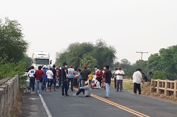 Piden servicios básicos, cierran ruta en Chaco y generan gran atasco - ADN Digital