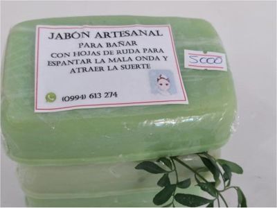 Doña  hace  jabones de  ruda para  atraer la buena  suerte