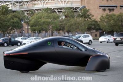 Aptera es el auto eléctrico que no tienes que cargar gracias a sus paneles solares y máxima eficiencia