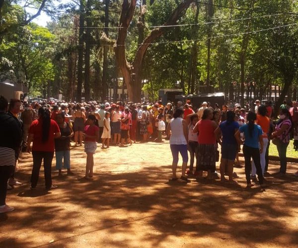 Desorden durante entrega de kits genera aglomeración de personas