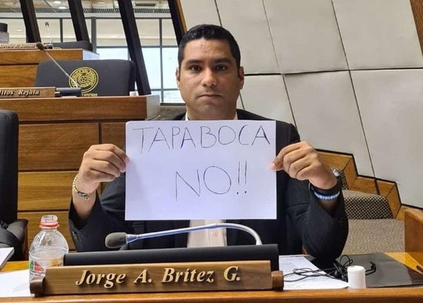 Diputado Jorge Brítez apareció en sesión con un cartel diciendo “tapaboca no”