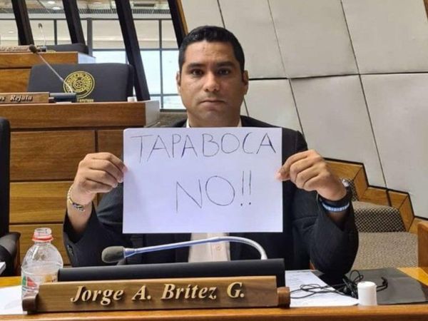 Diputado protesta contra el uso de tapabocas mientras varios de sus colegas tienen coronavirus
