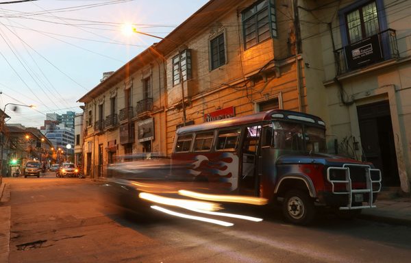 La "Micro Galería", el autobús que acerca el arte a la gente en Bolivia - MarketData