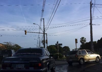 Ante críticas en redes, ANDE aclara que alquiler de postes está dentro de la legalidad - Nacionales - ABC Color