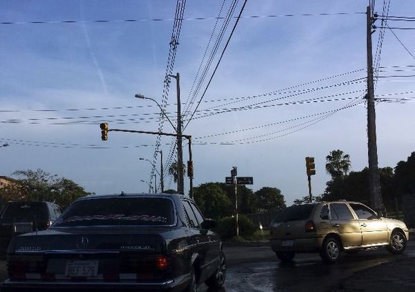 Ante críticas en redes, ANDE aclara que alquiler de postes está dentro de la legalidad - Nacionales - ABC Color