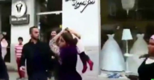 Mujer usó a su hijo como arma para golpear al hombre con el que discutía - C9N