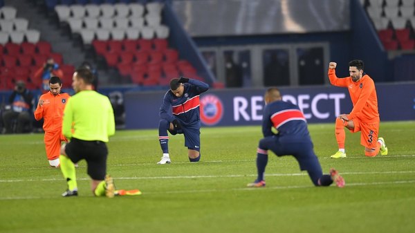 Jugadores con rodilla en tierra y puño en alto antes del PSG-Basaksehir