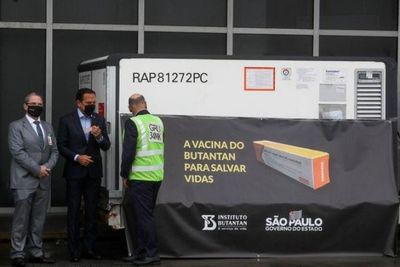 Brasil iniciaría vacunaciones para COVID-19 en enero o febrero