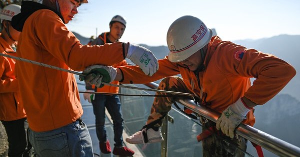 La Nación / En China, “basureros Spiderman” trajinan por encima del vacío