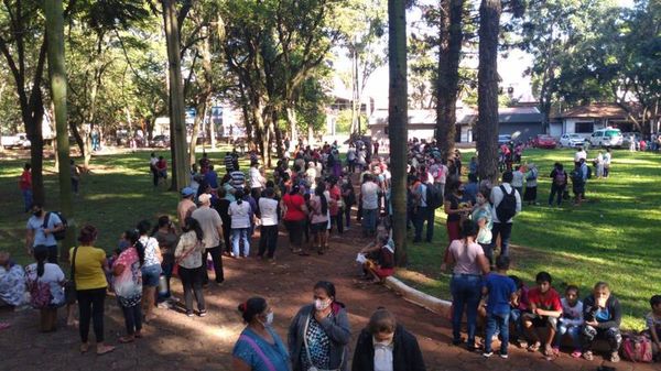 Aglomeración en la Gobernación del Alto Paraná durante entrega de kits de alimentos - ABC en el Este - ABC Color