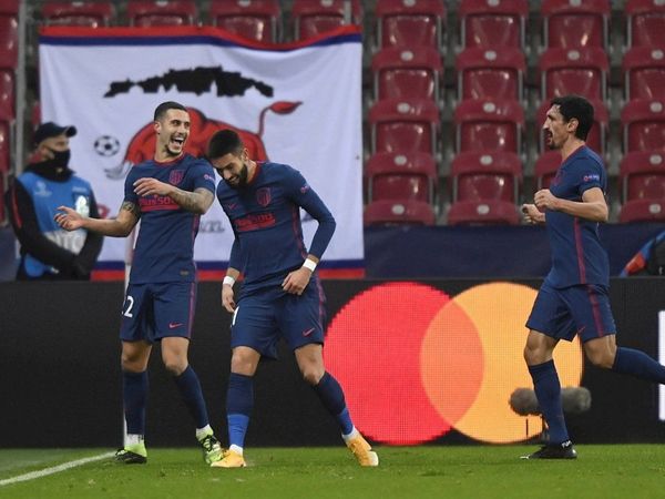 El Atlético sobrevive en la Champions