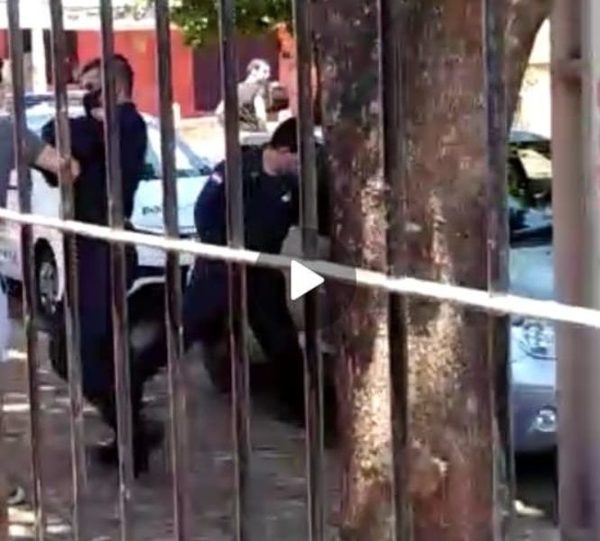 Vecinos filman cuando joven es detenido por la policía y acusan de “plantar” droga