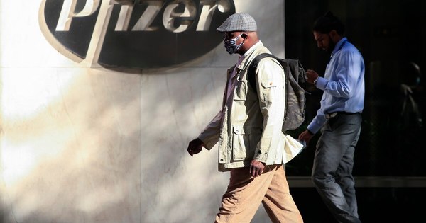 La Nación / EEUU podría emitir advertencia para alérgicos por vacuna de Pfizer contra COVID-19