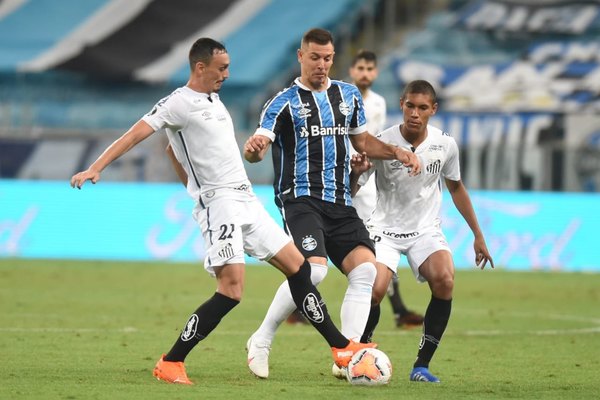 Gremio rescata un agónico empate de local ante Santos