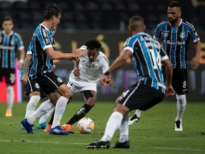 Gremio rescata un empate agónico y sigue vivo frente al Santos