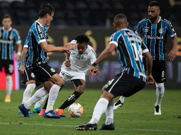 Gremio rescata un empate agónico y sigue vivo frente al Santos