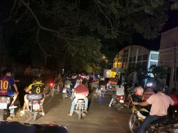 Masiva manifestación para pedir la renuncia del intendente de Acahay y su prisión - Nacionales - ABC Color