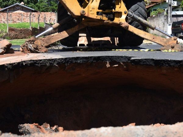 Baches vuelven intransitables a importantes avenidas de la capital