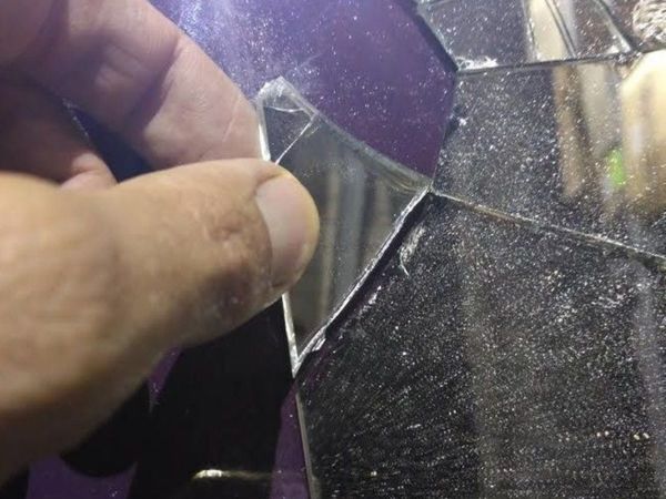 Celosa tajeó a tres con pedazo de espejo