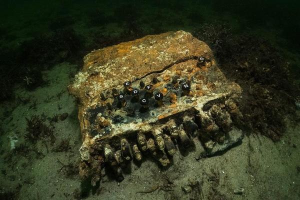 Buzos rescatan del Mar Báltico legendaria máquina «Enigma» de los nazis