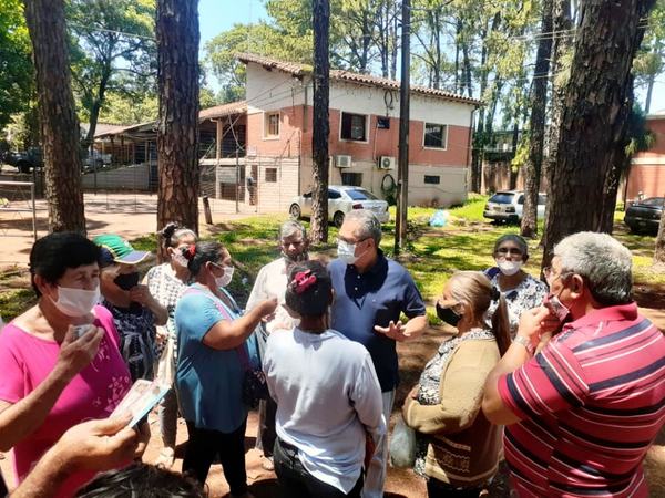 Humillan a abuelitos con entrega de kits de alimentos en la Gobernación
