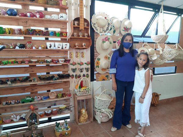 ÑA DELFINA ROGA: ARTESANÍAS Y EMPRENDIMIENTO EN FAMILIA