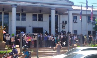 Abogados aglomerados ante desorganización para renovar matrículas