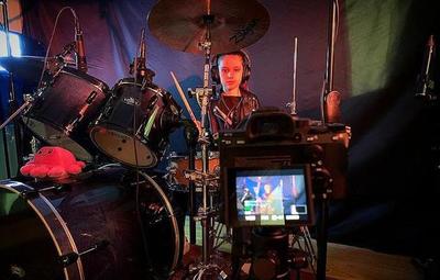 Con solo 8 años, Emma Sofía lanza el videoclip de su primera canción propia