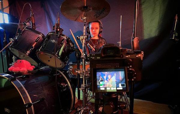 Con solo 8 años, Emma Sofía lanza el videoclip de su primera canción propia