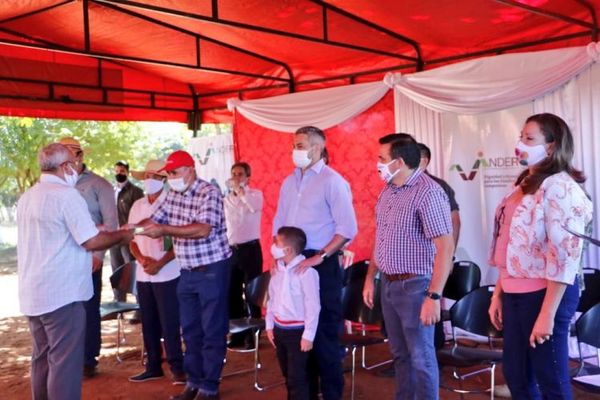 Gobierno habilita mejoras en escuela de Karãpã’i y regulariza tierras de productores